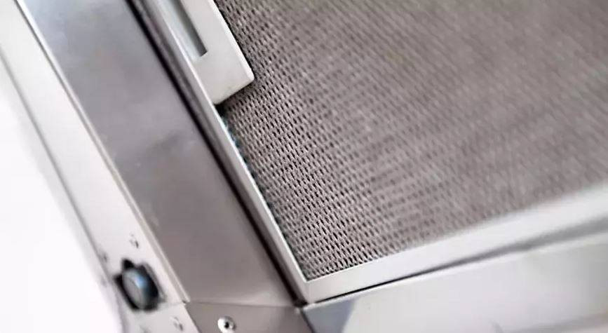 Aspiratörlerdeki yağ lekelerini söküp atıyor! Kaynayan suya 2 şişe eklemeniz yeterli… - Resim: 16